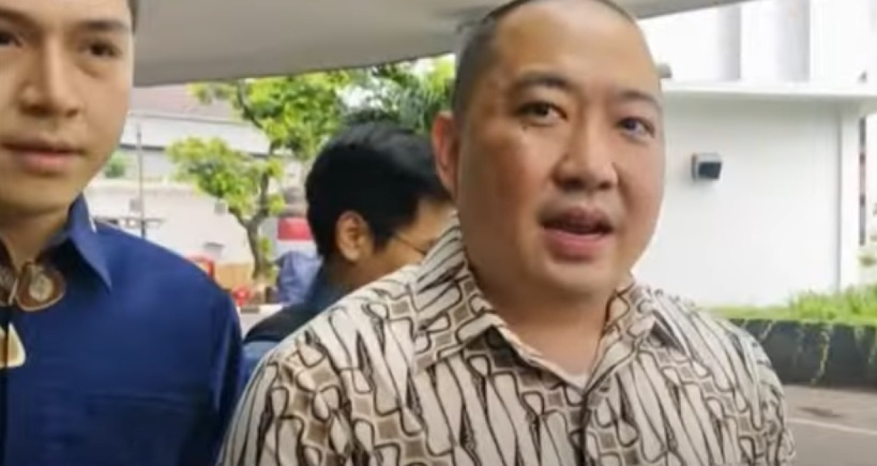 Direktur Utama PT Sri Rejeki Isman Tbk (Sritex), Iwan Kurniawan Lukminto usai diperiksa sebagai saksi oleh tim penyidik Jaksa Agung Muda Tindak Pidana Khusus (Jampidsus) Kejaksaan Agung, Rabu (18/6/2025).