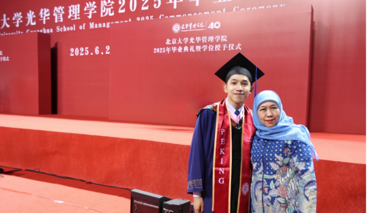 Gubernur Jawa Timur Khofifah Indar Parawansa menghadiri wisuda putra keduanya Jalaluddin Mannagalli di Peking University berlokasi dikota Beijing, Tiongkok, Minggu (22/6).