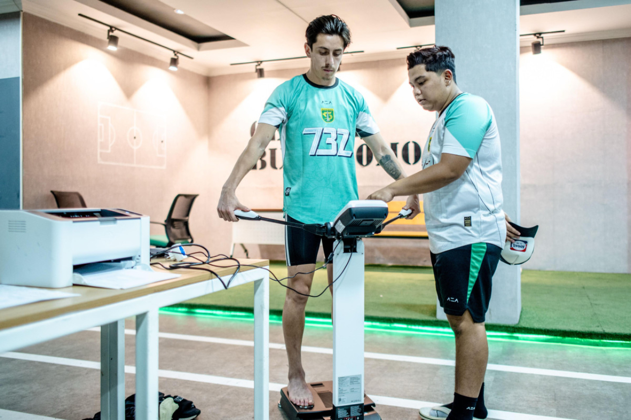 Francisco Rivera saat mengukur kondisi fisik bersama tim medis Persebaya. (Persebaya)