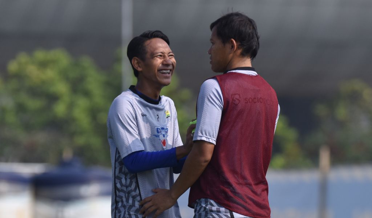 Gelandang PERSIB, Beckham Putra Nugraha dan Adam Alis. (PERSIB.co.id/Barly Isham)