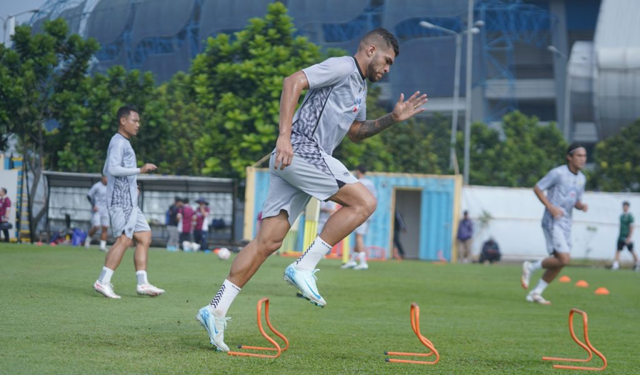 Gelandang PERSIB, Rosembergne da Silva "Berguinho" berlatih di Lapangan Pendamping Stadion Gelora Bandung Lautan Api, Jumat, 4 Juli 2025. (PERSIB.co.id/Barly Isham)