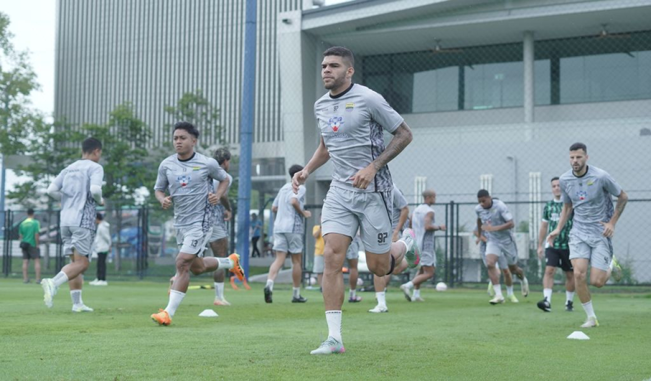 Gelandang anyar PERSIB, Rosembergne "Berguinho" da Silva berlatih pada masa pemusatan latihan di Bangkok, Thailand, Selasa, 22 Juli 2025. (PERSIB.co.id/Barly Isham)