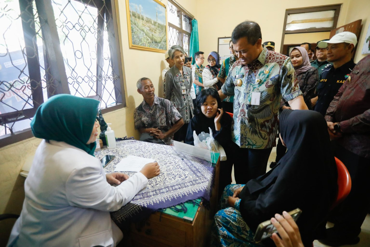 Ahmad Luthfi, saat meninjau pelaksanaan Speling dan menyerahkan bantuan keuangan kepada Pemerintah Desa di Kantor Desa Karanggedong, Kecamatan Ngadirejo, Kabupaten Temanggung, Selasa (15/7/2025).
