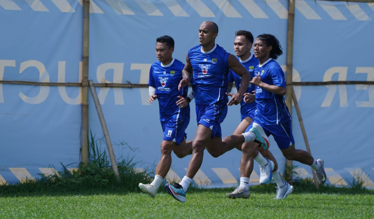 Para pemain PERSIB menjalani sesi latihan fisik di Lapangan Pendamping Stadion Gelora Bandung Lautan Api, Selasa, 15 Juli 2025. (PERSIB.co.id/Barly Isham)