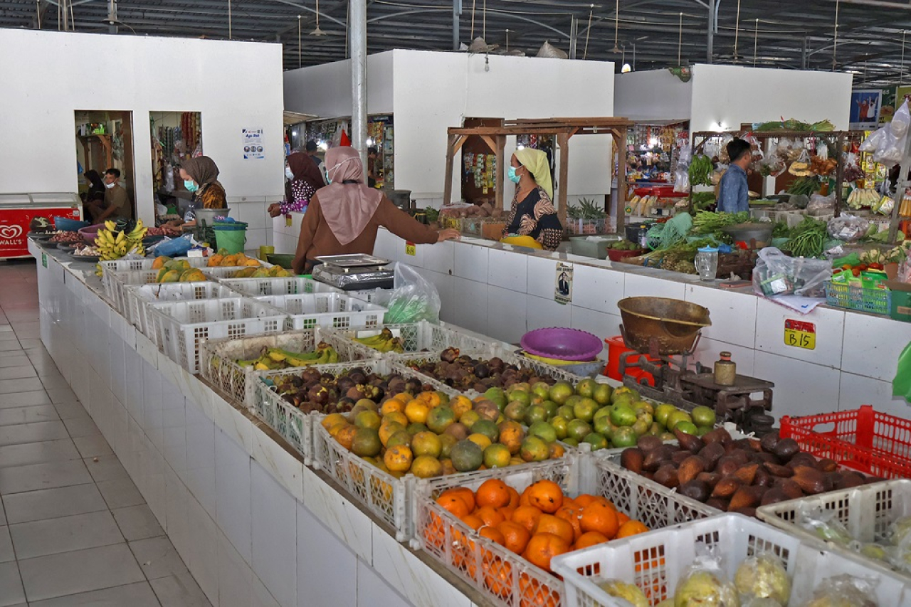 Pasar Nambangan, yang berlokasi di Jalan Nambangan No. 7-12, Kelurahan Tanah Kali Kedinding, Kecamatan Kenjeran, resmi mengantongi sertifikasi Standar Nasional Indonesia (SNI)