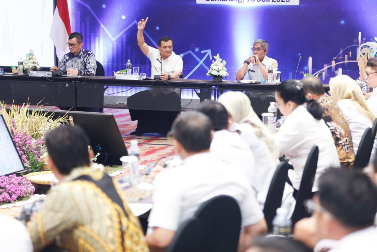 Gubernur Jawa Tengah, Ahmad Luthfib dalam High Level Meeting Tim Pengendalian Inflasi Daerah (TPID) di Hotel Gumaya, Rabu (16/7/2025)