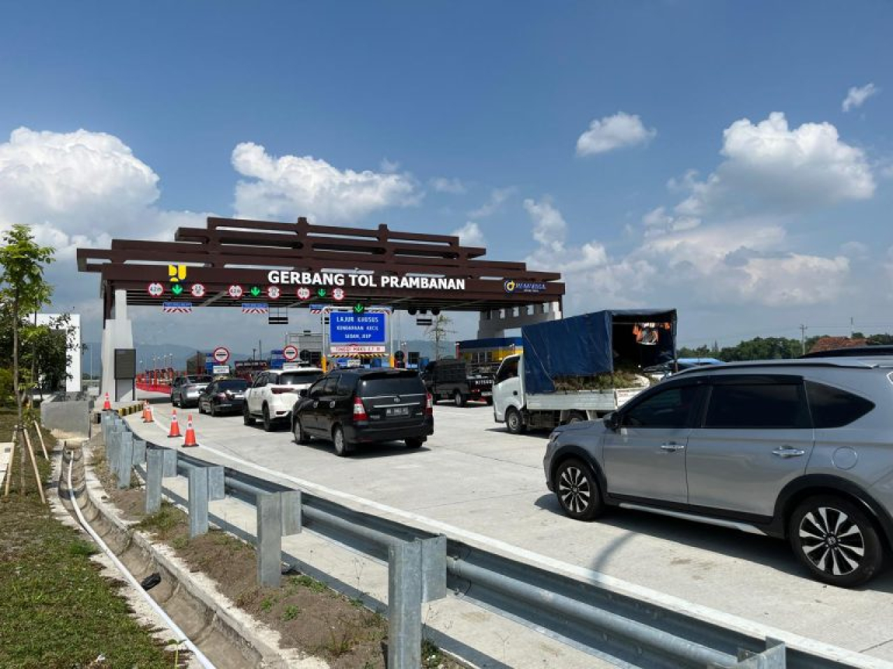 Ruas jalan tol Solo–Yogyakarta segmen Klaten–Prambanan sepanjang 8,6 kilometer resmi dibuka untuk umum sejak Selasa, 2 Juli 2025