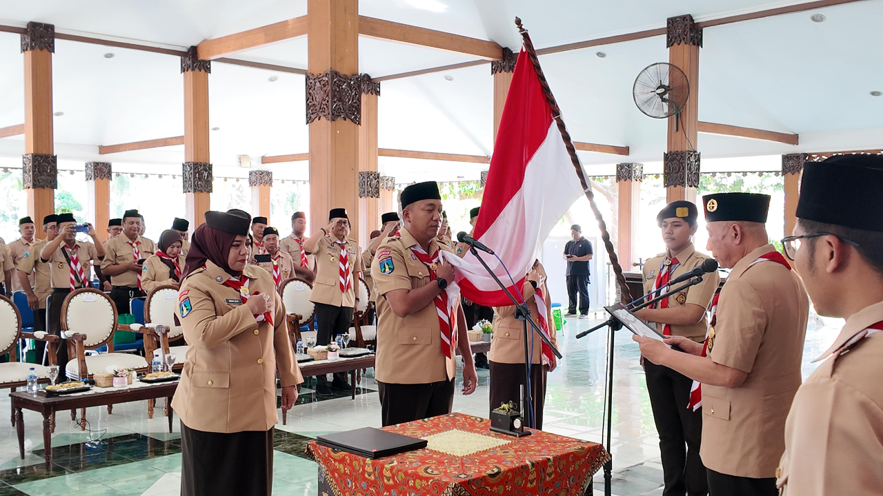 Ketua Kwartir Daerah Gerakan Pramuka Jawa Timur, Arum Sabil, saat melantik jajaran pengurus Gerakan Pramuka Kabupaten Situbondo di Pendopo Aryo Situbondo, Sabtu (5/7/2025).
