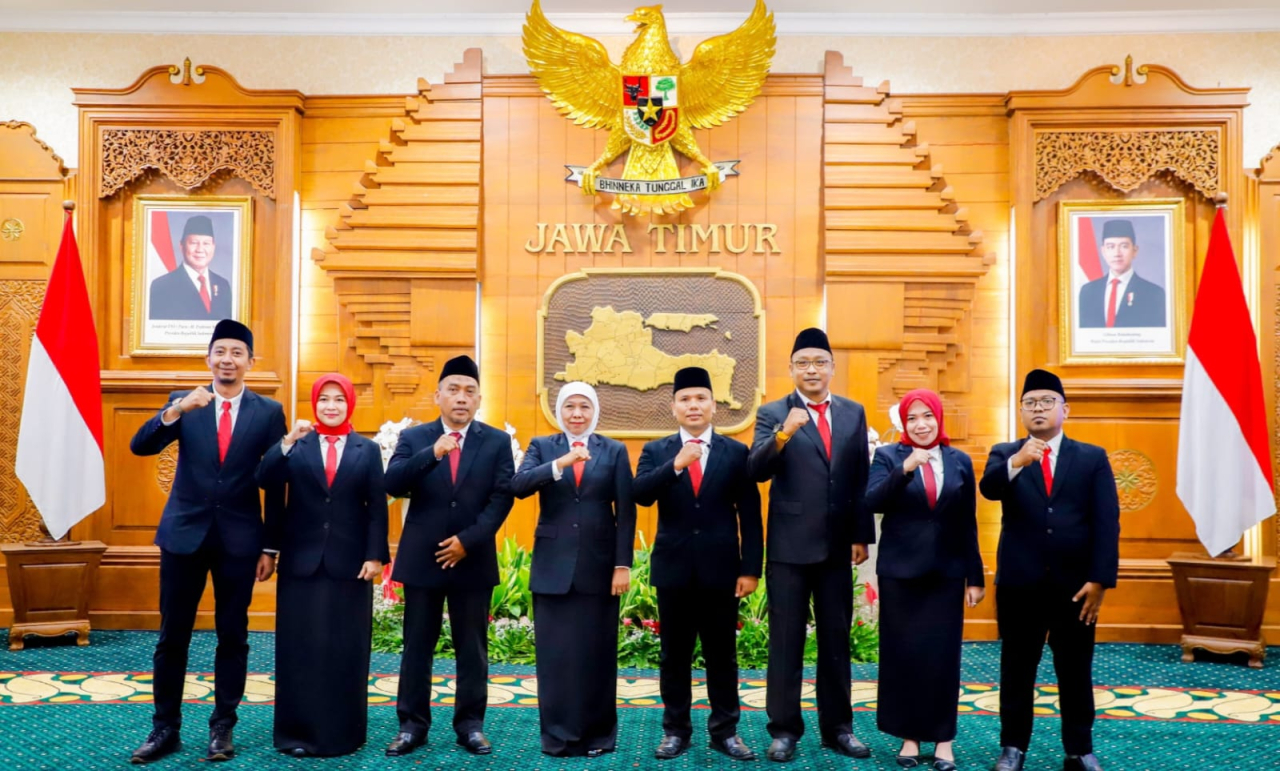 Gubernur Jawa Timur Khofifah Indar Parawansa melantik 7 anggota Komisi Penyiaran Indonesia Daerah (KPID) Provinsi Jawa Timur masa jabatan 2025–2028 di Gedung Negara Grahadi, Jumat (4/7).