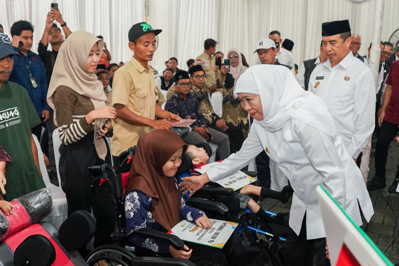 Khofifah Salurkan Bantuan Sosial Rp5,9 Miliar di Madiun