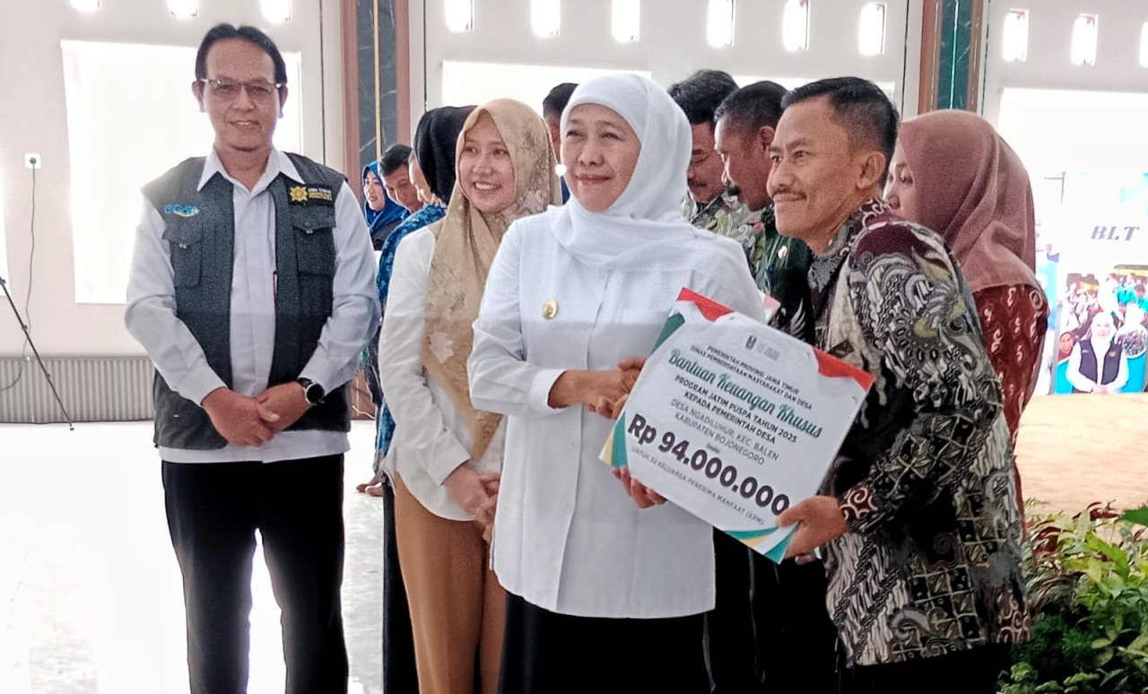 Gubernur Jawa Timur Khofifah Indar Parawansa menyerahkan bantuan sosial Rp 6,748 miliar untuk penerima manfaat serta  para buruh pabrik rokok dan masyarakat Bojonegoro, Kamis (17/7).