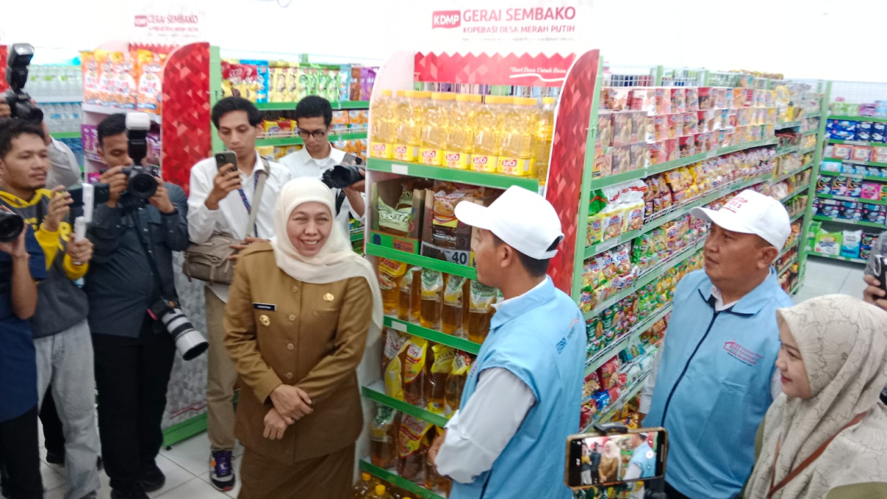 Gubernur Jawa Timur Khofifah Indar Parawansa langsung bergerak ke lapangan. Senin (21/7/2025), ia meninjau langsung operasional gerai koperasi Merah Putih di Desa Pucangan, Kecamatan Montong,