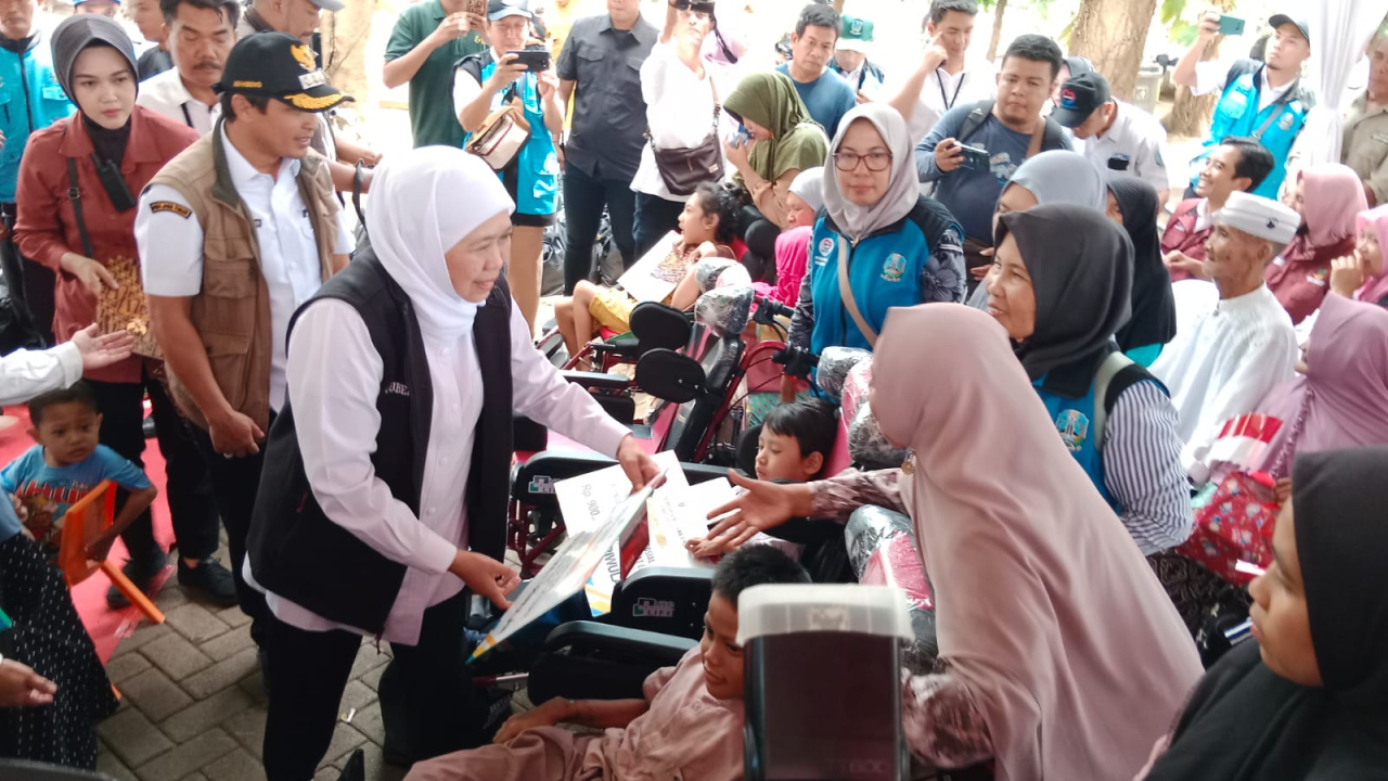 Gubernur Jawa Timur, Khofifah Indar Parawansa, menyerahkan bantuan sosial dan pemberdayaan ekonomi kepada warga Kota Pasuruan dalam kunjungan kerjanya yang berlangsung di hutan kota, Taman Sekargadung, (23/07).