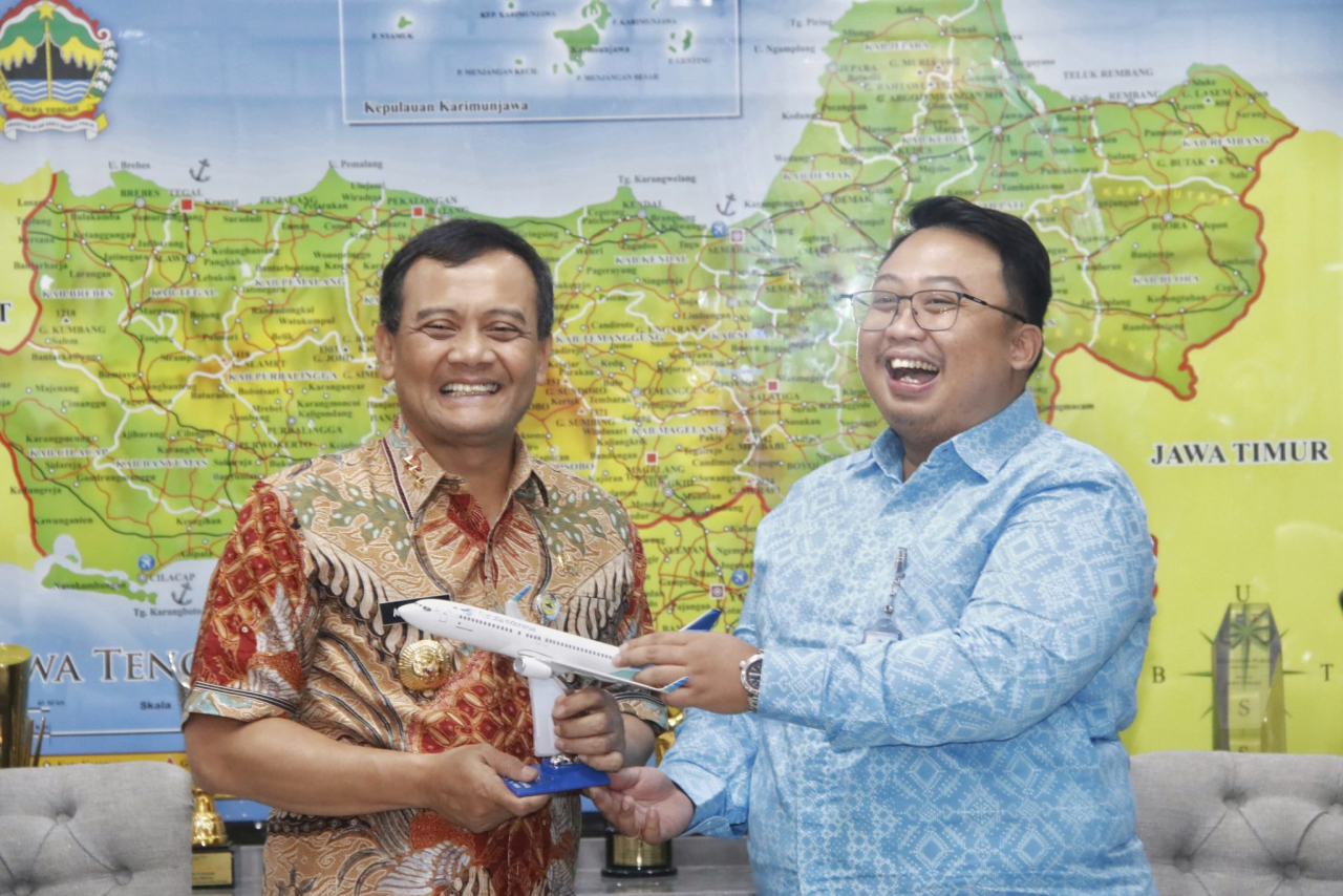 Gubernur Jawa Tengah, Ahmad Luthfi bersama General Manager Garuda Indonesia Cabang Semarang, Stanislaus Radityo Adi Putranto