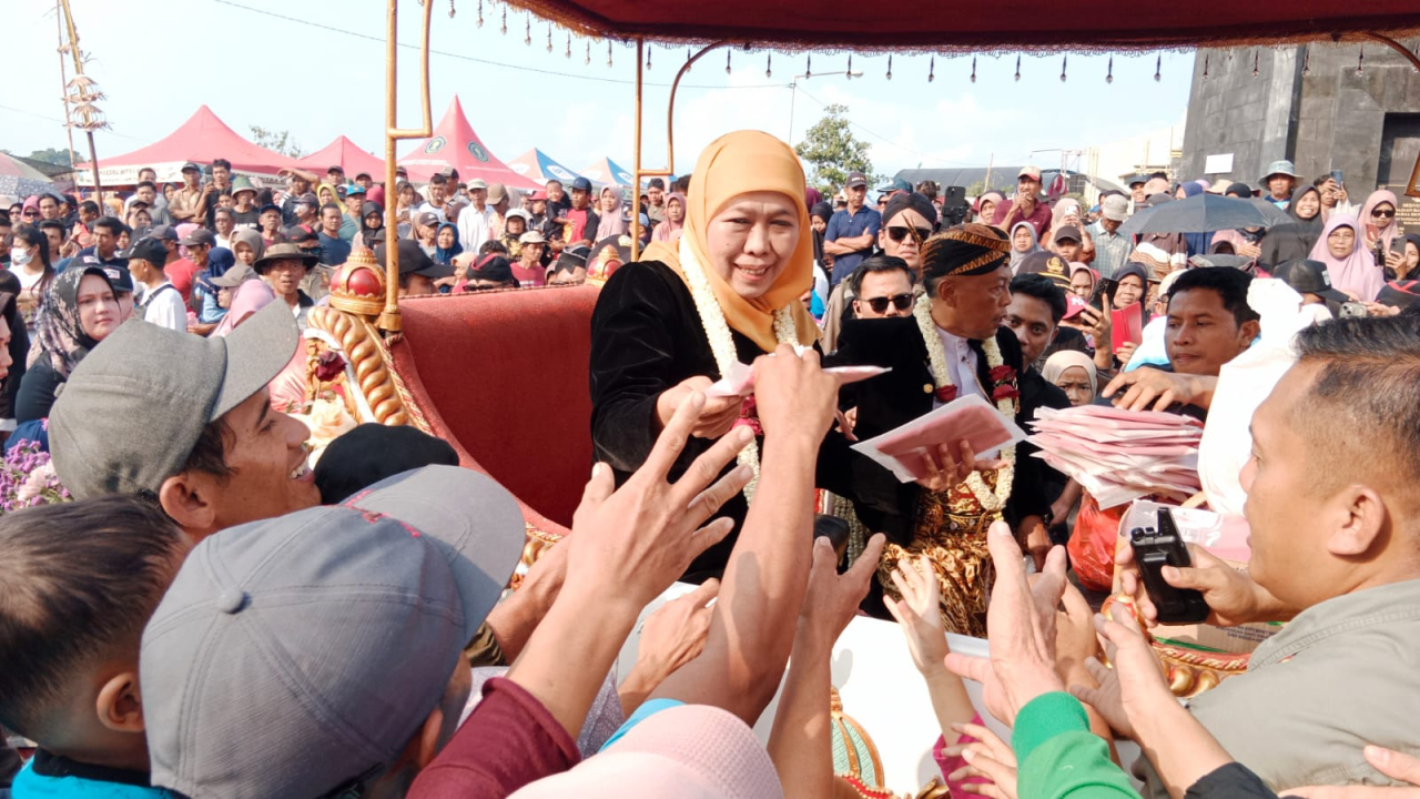 Gubernur Jawa Timur Khofifah Indar Parawansa bersama Bupati Ponorogo Sugiri Sancoko dalam Kirab Budaya Grebeg Tutup Suro Bantarangin 2025, Sabtu (26/7/2025)