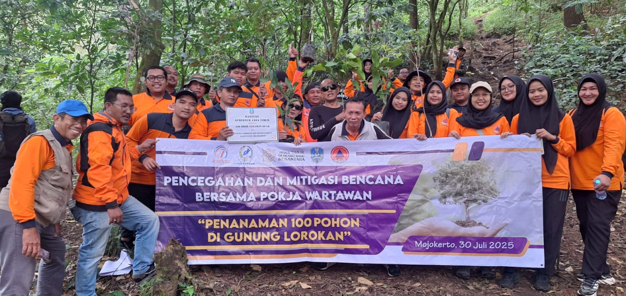 Sebanyak 100 bibit pohon buah ditanam oleh para jurnalis yang tergabung dalam Pokja Wartawan Grahadi di kawasan Gunung Lorokan, yang masuk dalam kawasan Tahura Raden Soerjo, Rabu (30/7).