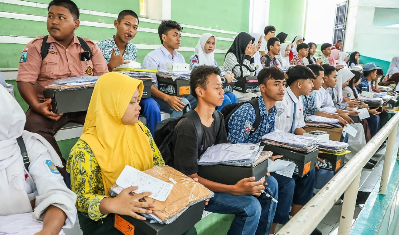 Pemerintah Kota Surabaya menyalurkan bantuan perlengkapan sekolah kepada 6.144 siswa SMA/SMK dan MA sederajat melalui program Beasiswa Pemuda Tangguh