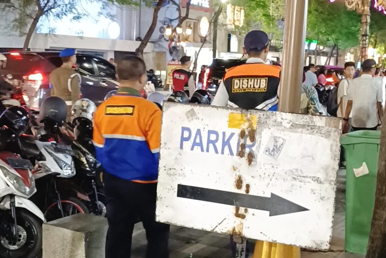 Pemerintah Kota (Pemkot) Surabaya tengah mengevaluasi keberadaan parkir di tepi jalan umum (TJU) sepanjang Jalan Tunjungan