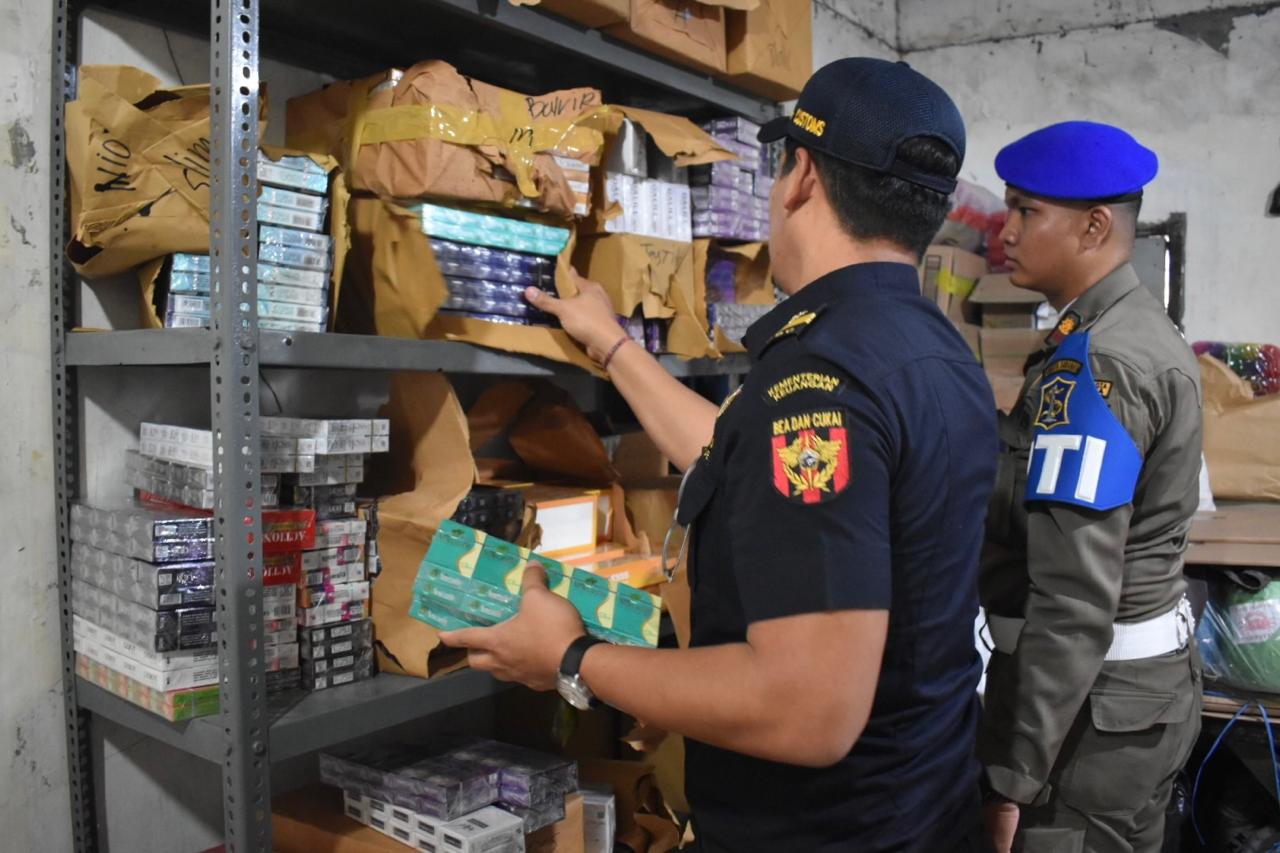 Komitmen pemberantasan rokok ilegal kembali ditegaskan lewat operasi gabungan yang digelar di Surabaya, Selasa (30/7/2025)