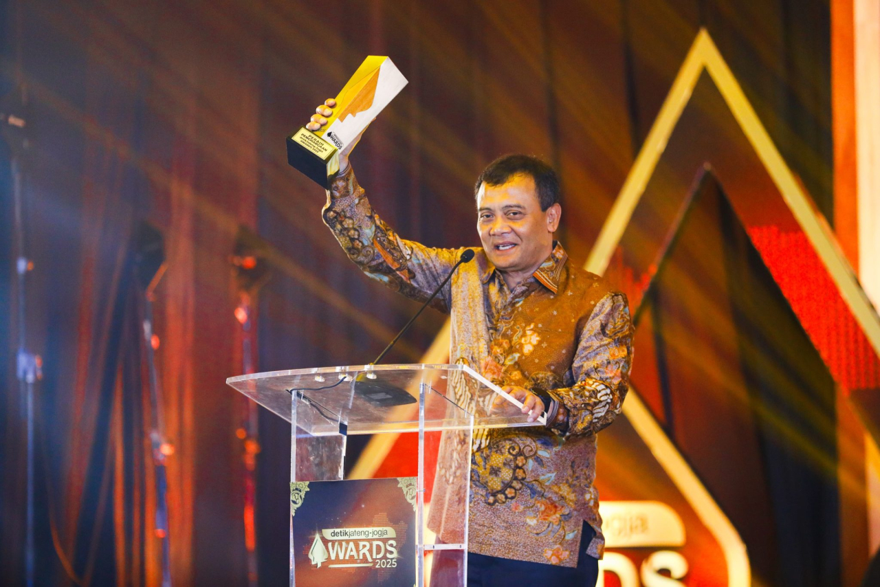 Gubernur Jawa Tengah Ahmad Luthfi menerima penghargaan sebagai Tokoh Pemimpin Kolaboratif dalam ajang Detik Jateng-Jogja Award 2025