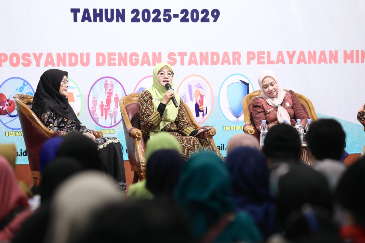 Ketua Tim Pembina Pos Pelayanan Terpadu (Posyandu) Jawa Tengah Nawal Arafah dalam kegiatan Pengukuhan Tim Pembina Posyandu Kota Magelang, dan Pelantikan Tim Pembina Posyandu Kecamatan/ Kelurahan Beserta Pengurus Posyandu Tahun 2025-2029,