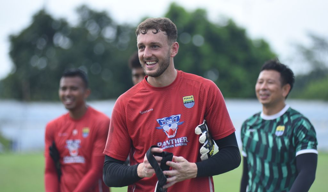 Dari Layar Kecil ke Bawah Mistar: Perjalanan Adam Przybek Menuju PERSIB