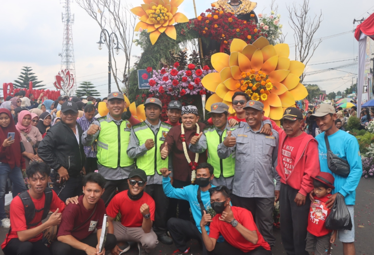 Ribuan orang tumpah ruah di Alun-alun Bandungan, mereka terlihat antusias menyaksikan Festival Bunga Bandungan ke-4, Minggu (13/7/2025).