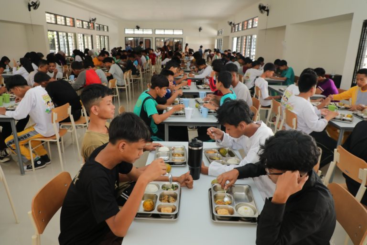 kegiatan makan bersama di Sekolah Rakyat Menengah Atas (SRMA) 17 Surakarta