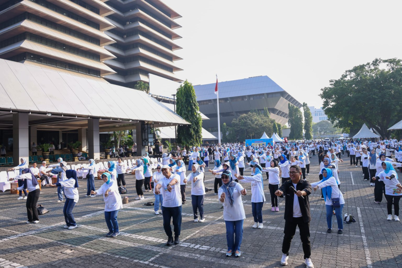 Ratusan orang mengikuti senam massal dalam rangka Hari Keluarga Nasional (Harganas) Tingkat Provinsi Jawa Tengah, di Halaman Kantor Gubernur, Jumat (18/7/2025).