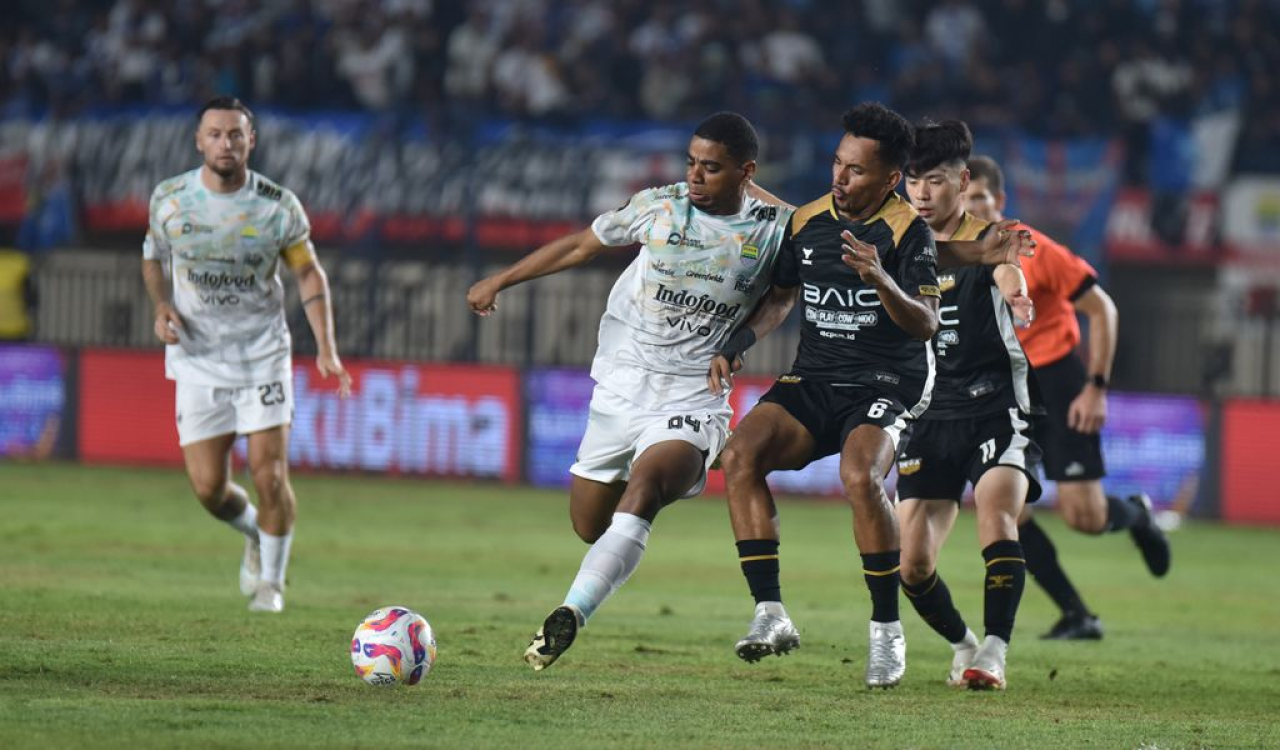 Striker PERSIB, Uilliam Barros Perreira dibayangi pemain Dewa United pada pertandingan Grup B Piala Presiden 2025 di Stadion Si Jalak Harupat Kabupaten Bandung, Selasa, 8 Juli 2025. (PERSIB.co.id/Barly Isham)