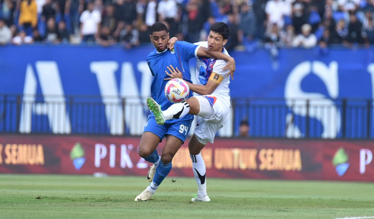 Striker PERSIB, Uilliam Barros Perreira dikawal kapten Port FC Tanaborn Kesarat pada pertandingan pembuka Grup B Piala Presiden 2025 di Stadion Si Jalak Harupat Kabupaten Bandung, Minggu, 6 Juli 2025. (PERSIB.co.id/Fernando Hero)