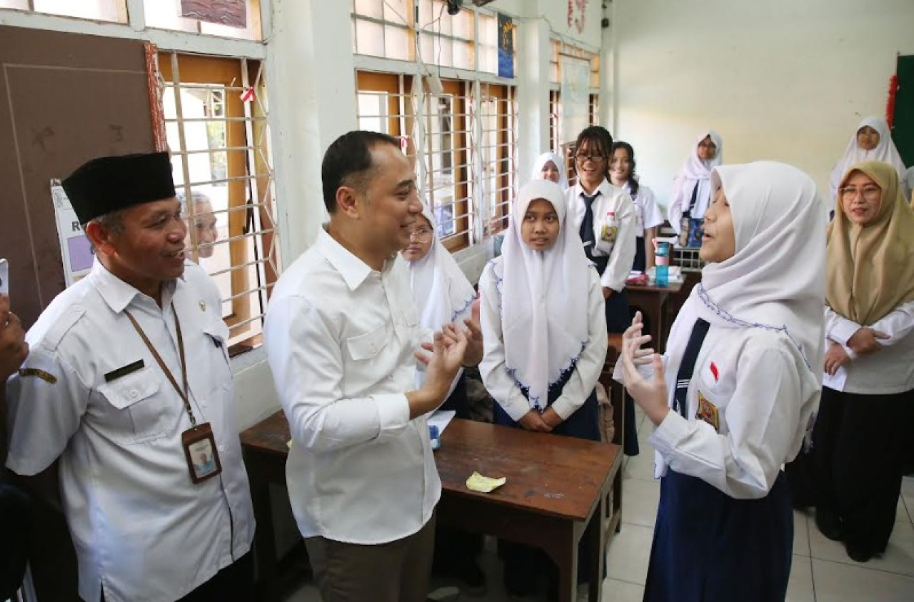 MK memutuskan bahwa pemerintah pusat dan daerah wajib menggratiskan biaya pendidikan pada jenjang Sekolah Dasar hingga Sekolah Menengah Pertama, baik di sekolah negeri maupun swasta.