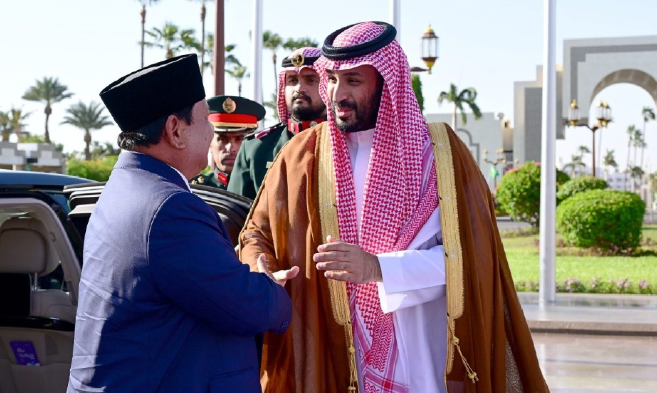 Presiden Republik Indonesia, Prabowo Subianto, melakukan pertemuan dengan Putra Mahkota sekaligus Perdana Menteri Arab Saudi, Pangeran Mohammed bin Salman Al Saud, di Istana Al-Salam, Jeddah, pada Rabu, 2 Juli 2025. Foto: BPMI Setpres/Muchlis Jr
