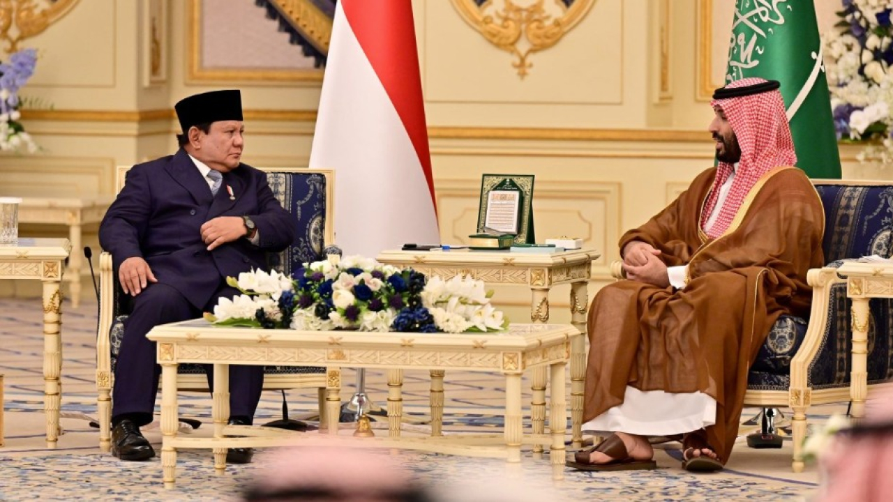Presiden Prabowo Subianto melakukan pertemuan bilateral tingkat tinggi dengan Putra Mahkota sekaligus Perdana Menteri Arab Saudi, Mohammed bin Salman Al Saud, pada kunjungan kenegaraan ke Arab Saudi di Istana Al-Salam, Jeddah, Rabu, 2 Juli 2025. Foto: BPM