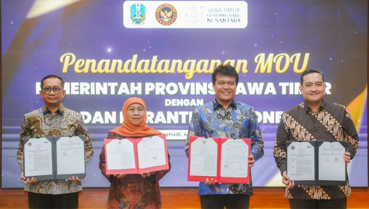 Gubernur Jawa Timur Khofifah Indar Parawansa menandatangani MoU dengan Kepala Badan Karantina Indonesia Dr Sahat Manaor Panggabean tentang pentingnya Penyelenggaraan Perkarantinaan Hewan, Ikan, dan Tumbuhan di Gedung Negara Grahadi, Jumat (4/7/2025).