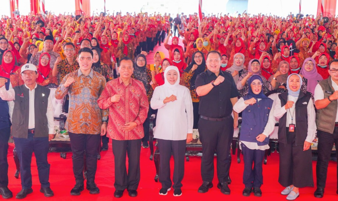 Gubernur Jawa Timur Khofifah Indar Parawansa menyalurkan Bantuan Langsung Tunai (BLT) Dana Bagi Hasil Cukai Hasil Tembakau (DBHCHT) senilai Rp5,57 miliar kepada 4.207 buruh pabrik rokok di Surabaya, Jumat (4/7)