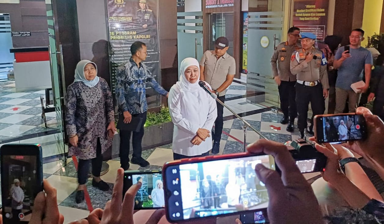 Gubernur Jawa Timur Khofifah Indar Parawansa memberika keterangan pers usai menjalani pemeriksaan intensif selama delapan jam oleh tim penyidik Komisi Pemberantasan Korupsi (KPK) di Gedung Kriminal Khusus Polda Jawa Timur, Kamis (10/7/2025).