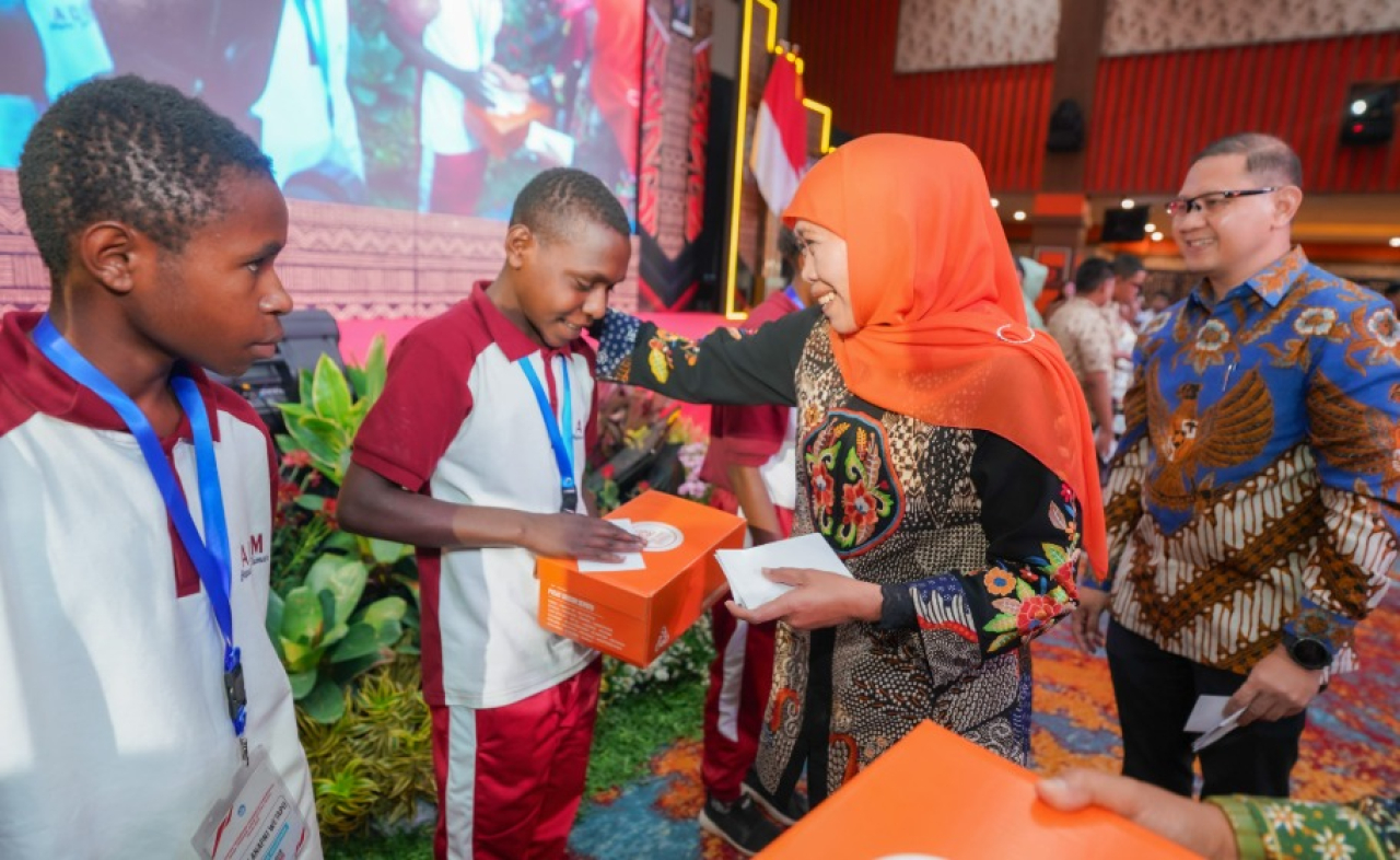 Gubernur Jawa Timur, Khofifah Indar Parawansa bersama Kepala Dinas Pendidikan Prov. Jatim Aries Agung Paewai saat menyambut kedatangan 145 siswa-siswi baru Program ADEM Tahun 2025 asal Papua dalam acara serah terima Siswa Program ADEM Wilayah Papua di Hot