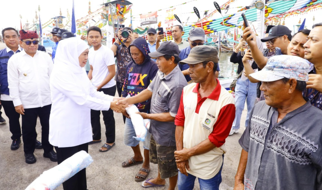Gubernur Jawa Timur Khofifah melakukan dialog dan menyerap aspirasi para kelompok perikanan dan nelayan di Dermaga Muncar Banyuwangi, Sabtu (12/7).