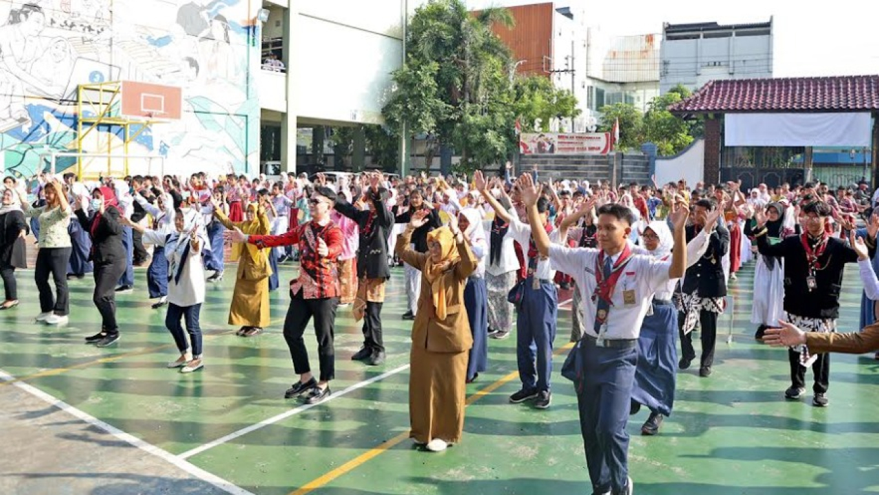 Pagi yang cerah menyambut langkah kecil para siswa baru di berbagai sekolah dasar dan menengah pertama di Kota Surabaya
