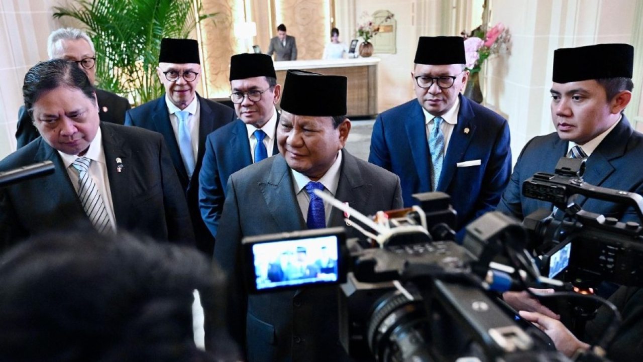 Presiden Republik Indonesia, Prabowo Subianto menyampaikan keterangannya kepada awak media usai melakukan pertemuan dengan Presiden Komisi Eropa, Ursula von der Leyen dan Presiden Dewan Eropa, António Costa, di Brussel, Belgia, pada Minggu, 13 Juli 2025. 