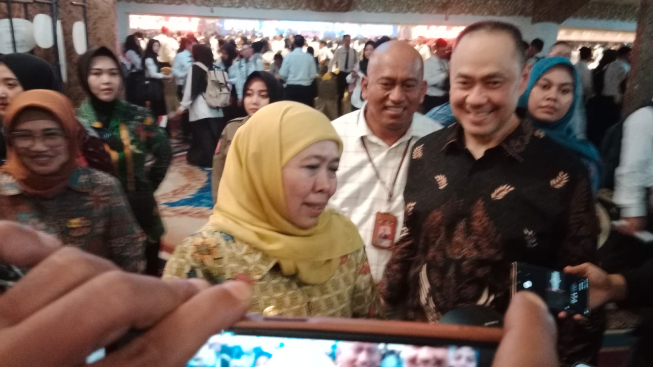 Gubernur Jawa Timur Khofifah saat memeberikan keterangan pers  usai acara penyerahan Surat Keputusan (SK) pengangkatan 4.172 Calon Aparatur Sipil Negara (CASN) yang digelar di Graha Unesa, Surabaya, Rabu (16/7/2025).