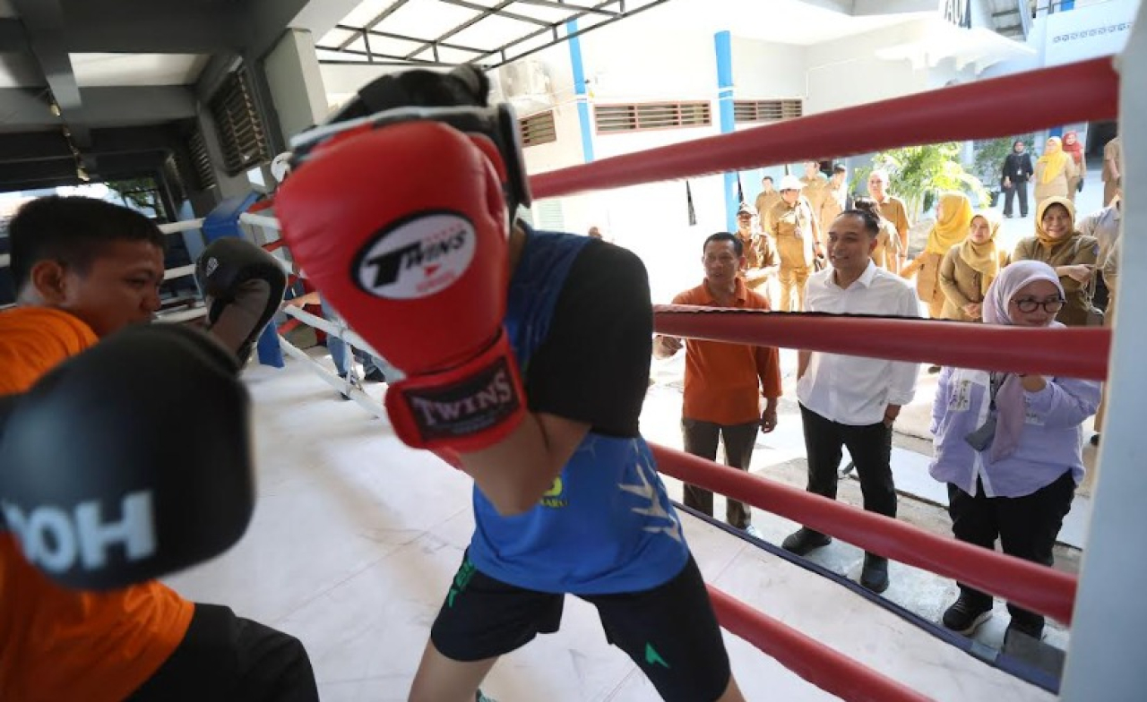 Wali Kota Surabaya Eri Cahyadi meninjau langsung Rumah Ilmu Arek Suroboyo (RIAS) yang terletak di Jalan Wonorejo Timur No 130, Selasa (15/7/2025)