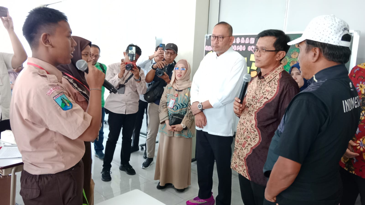 Deputi Bidang Koordinasi Pemberdayaan Masyarakat Desa, Daerah Tertinggal, dan Daerah Tertentu, Prof. Abdul Haris ketika berdialog dengan siswa Sekolah Rakyat SMA - UNESA Surabaya, Jumat (18/7/2025)