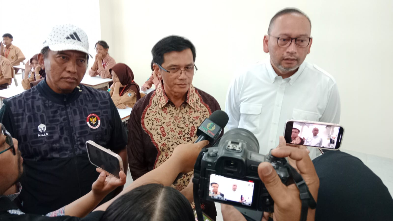 Rektor Unesa, Nurhasan bersama Deputi Bidang Koordinasi Pemberdayaan Masyarakat Desa, Daerah Tertinggal, dan Daerah Tertentu, Prof. Abdul Haris dan Sekjen Kementerian Sosial Robben saat mengunjungi Sekolah RAkyat Unesa