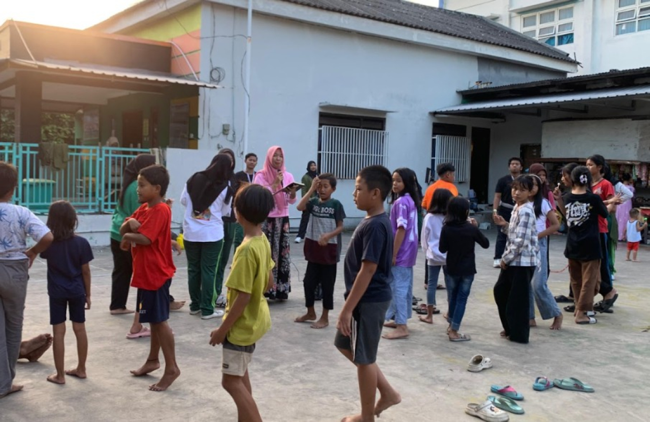Anak Anak Kelurahan Simomulyo Mengikuti Gelar Dolanan Tradisional yang Diadakan oleh Mahasiswa KKN UPN Veteran Jawa Timur