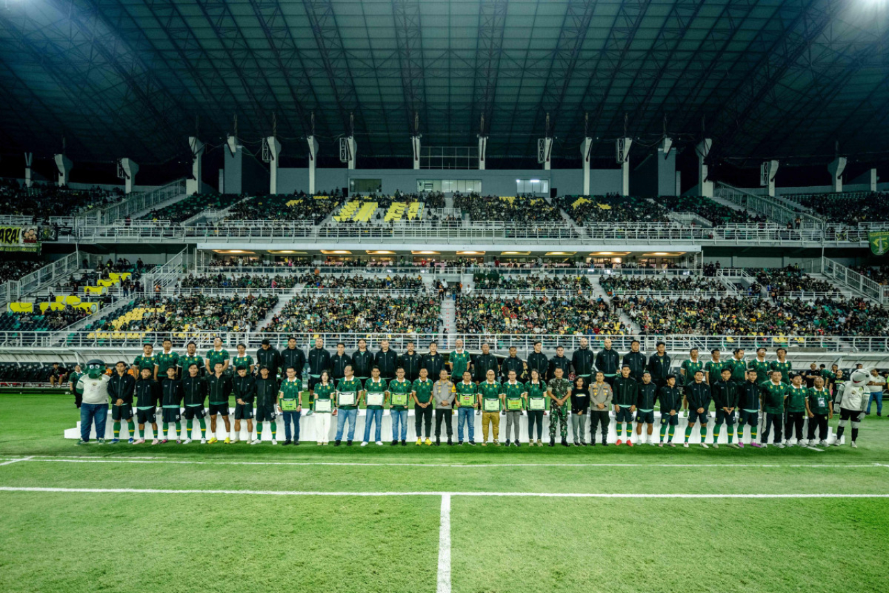 Pemain dan Official Persebaya berfoto bersama. (Persebaya)