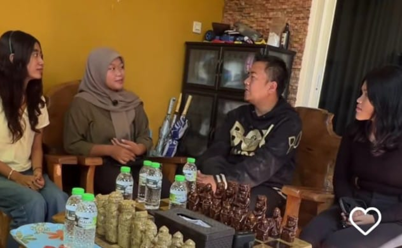 Tangkapan layar video pengacara Sholeh  Sumber: jatimnow.com https://jatimnow.com/baca-77713-dinas-pendidikan-jawa-timur-bantah-dugaan-penahanan-ijazah-di-smkn-12-surabaya