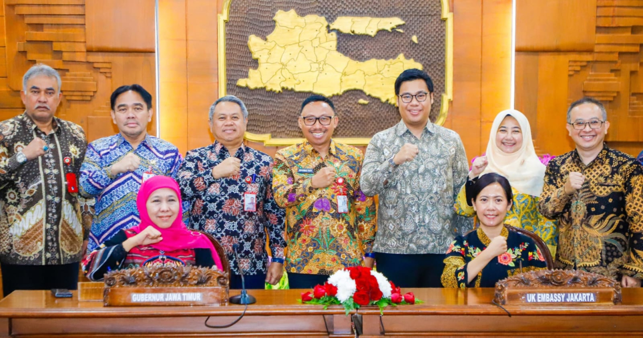 Gubernur Jawa Timur Khofifah Indar Parawansa menggelar rapat terkait pembangunan sistem perkeretaapian perkotaan di kawasan Aglomerasi Surabaya bersama delegasi UK Embassy Jakarta, di Grahadi, Jum'at (25/7).