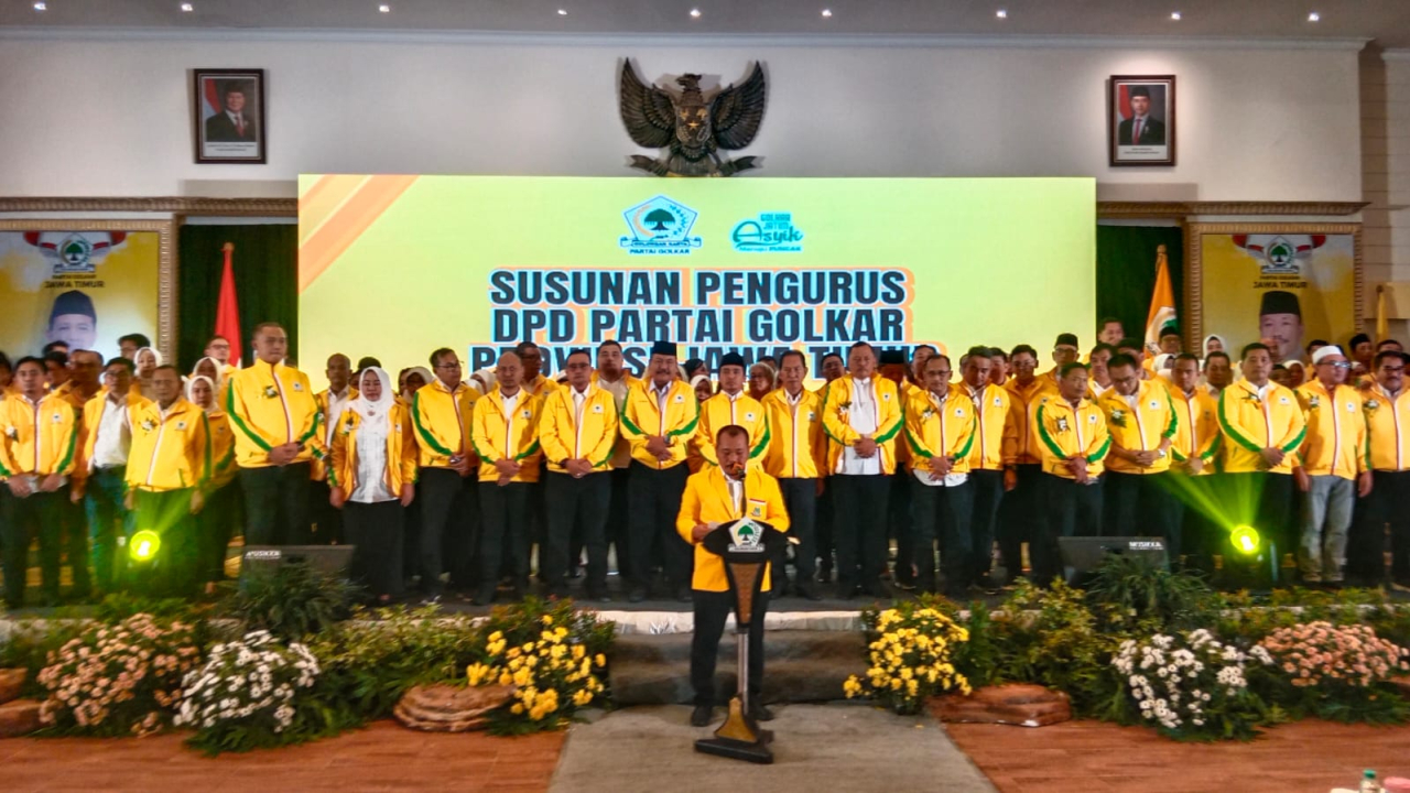 Sekretaris Jenderal DPP Partai Golkar Muhammad Sarmuji resmi melantik jajaran pengurus DPD Partai Golkar Jatim periode 2025–2030.